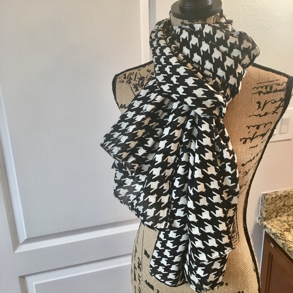 Francesca's Collections Accessories - Francesca Houndstooth Scarf 🧣